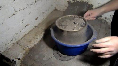 Замазка для печи из золы и соли. Зачем добавляют вещество в строительные растворы