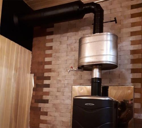 Выносной бак для горячей воды в баню. Бак-самовар против навесного бака. Плюсы и минусы