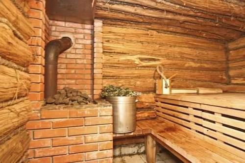 Печь для бани с закрытой каменкой и баком для воды. Экранирование стенок