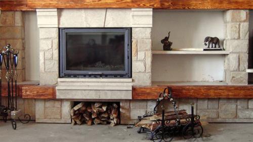 Современные камины на дровах. Дровяные камины (кирпичные и стальные): особенности конструкций на дровах длительного горения и с водяным контуром обогрева