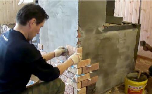 На что клеить плитку на печь. Укладка