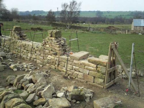 Кладка забора из камня. Заборы из природного камня: преимущества и недостатки каменных заборов, выбор камня, поэтапная инструкция по сооружению своими руками