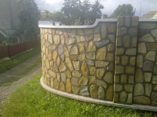 Кладка забора из камня. Заборы из природного камня: преимущества и недостатки каменных заборов, выбор камня, поэтапная инструкция по сооружению своими руками