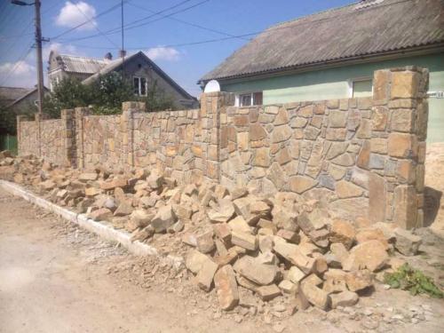 Кладка забора из камня. Заборы из природного камня: преимущества и недостатки каменных заборов, выбор камня, поэтапная инструкция по сооружению своими руками