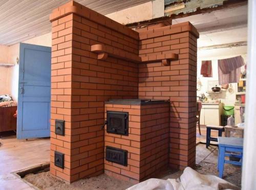 Установка печи на даче на деревянный пол. Кирпичная печь камин 12