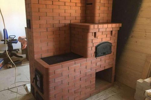 Установка печи на даче на деревянный пол. Кирпичная печь камин 07