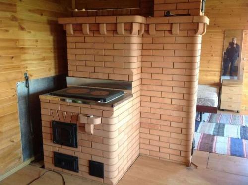 Установка печи на даче на деревянный пол. Кирпичная печь камин 04