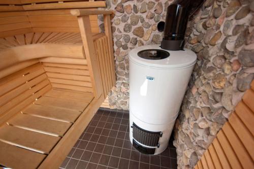 Печь для бани с закрытой каменкой и баком для воды. Что выбрать – закрытую или открытую печь?