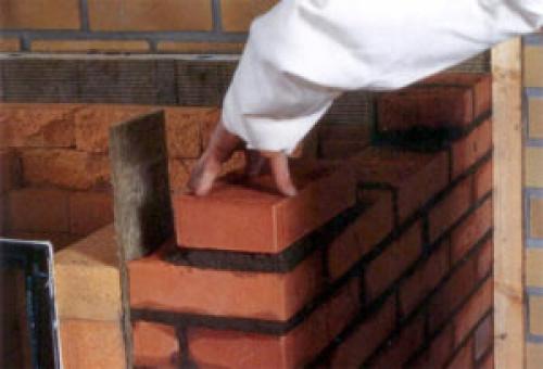 Как правильно обложить трубу в бане кирпичом. Как правильно обложить железную печь кирпичом в бане?